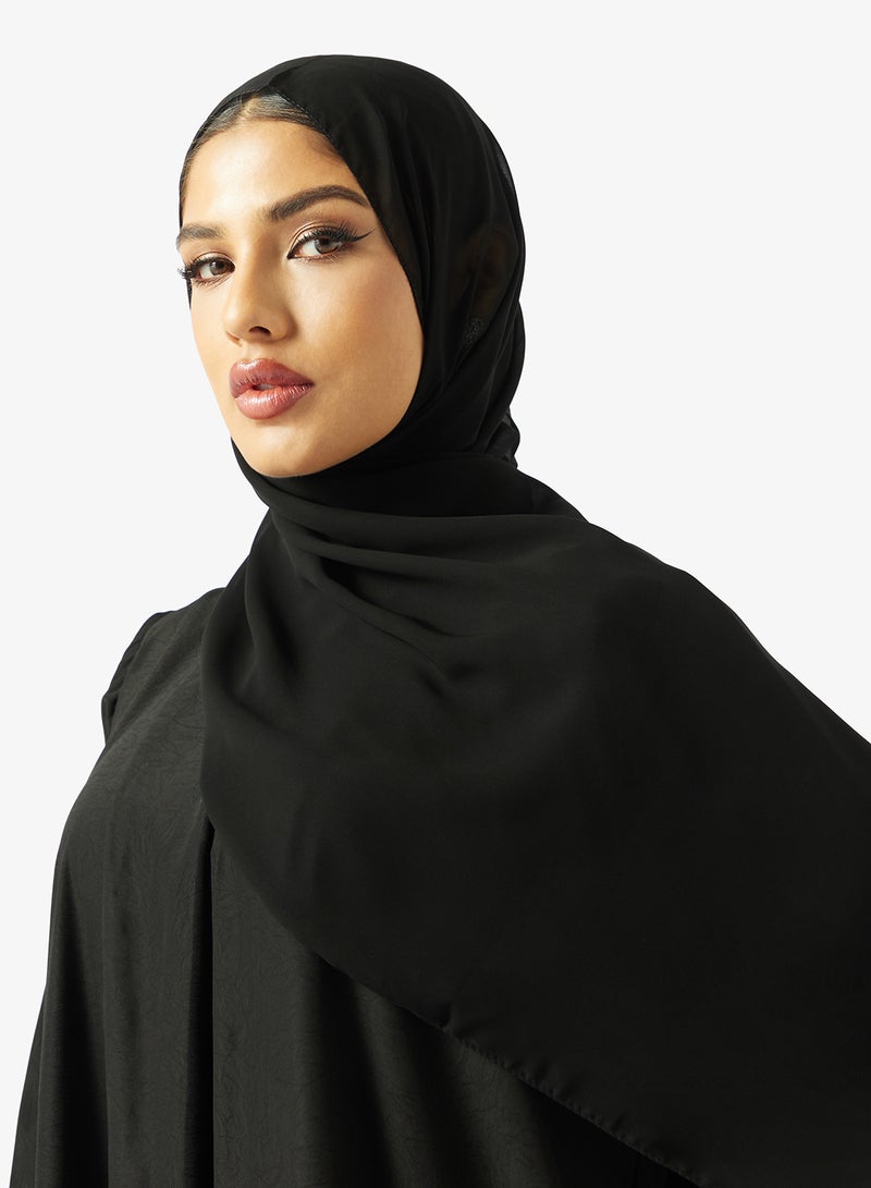 هيا كلوزيت عباية مطرزة باللون الأسود مع شيلة - Image 4